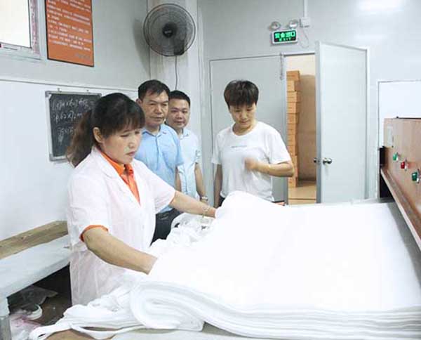 針刺無紡布廠客戶考察現(xiàn)場