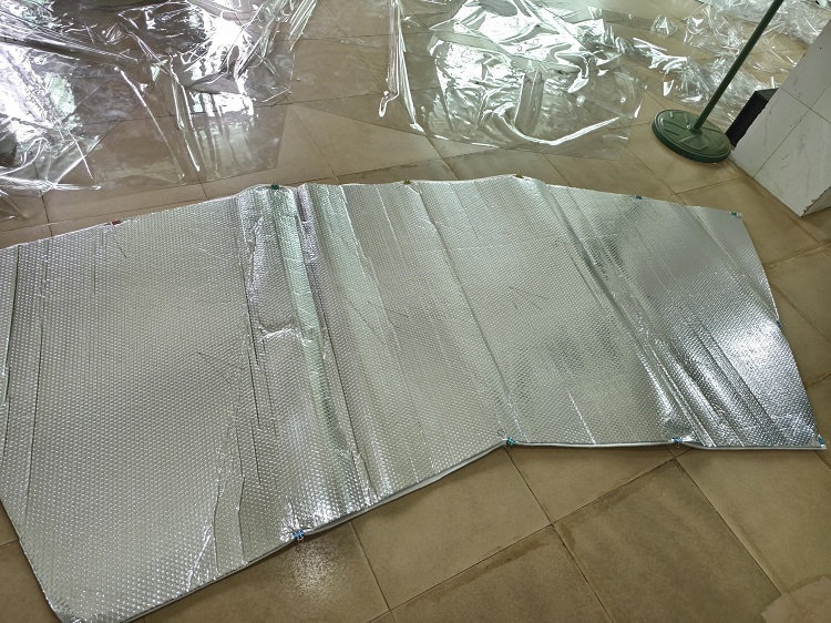 戶外酒店帳篷保溫棉，顧名思義，是一種專為戶外帳篷設(shè)計的保溫材料。它通常采用高品質(zhì)纖維制成，具有輕便、柔軟、保暖性優(yōu)異等特點。將其鋪設(shè)在帳篷底部或懸掛在帳篷內(nèi)壁，能有效阻隔地面冷氣，鎖住帳篷內(nèi)熱量，為您營造溫暖舒適的睡眠環(huán)境。