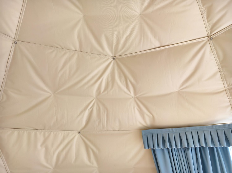 戶外酒店帳篷保溫棉，顧名思義，是一種專為戶外帳篷設(shè)計的保溫材料。它通常采用高品質(zhì)纖維制成，具有輕便、柔軟、保暖性優(yōu)異等特點。將其鋪設(shè)在帳篷底部或懸掛在帳篷內(nèi)壁，能有效阻隔地面冷氣，鎖住帳篷內(nèi)熱量，為您營造溫暖舒適的睡眠環(huán)境。