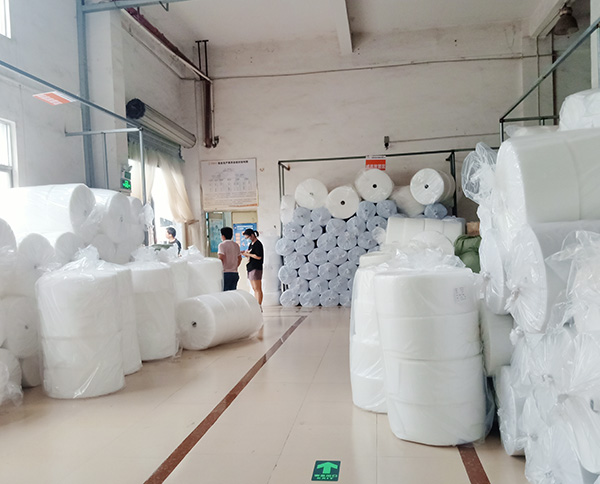 功夫不負有心人，這句話，小編想送給剛拿下120噸口罩針刺棉訂單的東莞智成纖維業務符經理。每一場合作的背后，都不是一件容易的事，能成功合作，或是客戶覺得合作方品牌可靠，亦或是相關人員服務周到。 6月17日，東莞智成纖維業務符經理終于獲得深圳鐘先生的認可。回憶起與深圳鐘先生初見，是兩天前的6月15日，這次登門拜訪，是深圳鐘先生上門考察東莞智成纖維。此次考察智成，獲得了深圳鐘先生的極大認可，從鐘先生口中得知，鐘先生此前對比了很多廠家，但只有東莞智成纖維的環境衛生能達到他的標準，這也是智成人平時做好7s管理的體現。 6月15日當天下午東莞智成纖維業務吳總監到深圳和鐘先生協商價格、合作等問題。晚上11點，智成纖維業務符經理不辭辛勞，把剛打好的樣品送到深圳，讓鐘先生試樣。 第三、第四次，是6月16日，符經理帶上張技術上門進行技術指導。前前后后兩天時間，終得深圳鐘先生一句：合同馬上簽給你。 前有劉備三顧茅廬，后有智成符經理4次登門拜訪，兩者終得盡善盡美。東莞智成纖維的每一位銷售人員，秉承著用心、不懈怠任何一位客戶的工作態度，為客戶服務著。