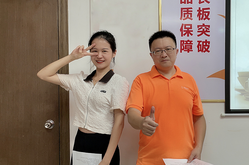 主持人鄒世曉、黃曉程